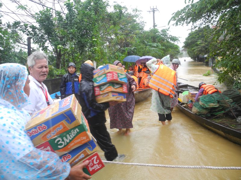 Kịp thời cứu trợ người dân vùng bị ngập lụt